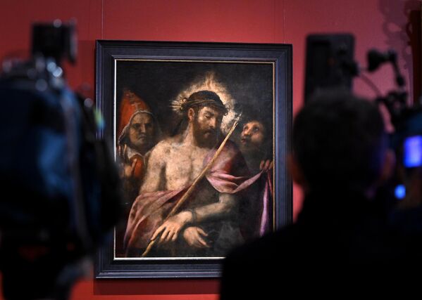 У ноћи Ускрса, 24. априла 1927. године, пет слика огромне уметничке вредности нестало је из Пушкиновог музеја ликовних уметности у Москви. У то време, историчари уметности назвали су тај инцидент - крађом века. Потрага за украденим ремек-делима, укључујући и Тицијанову слику "Ecce Homo", трајала је неколико година. У ноћи Ускрса, 24. априла 1927. године, пет слика огромне уметничке вредности нестало је из Пушкиновог музеја ликовних уметности у Москви. У то време, историчари уметности назвали су тај инцидент - крађом века. Потрага за украденим ремек-делима, укључујући и Тицијанову слику "Ecce Homo", трајала је неколико година. - Sputnik Србија