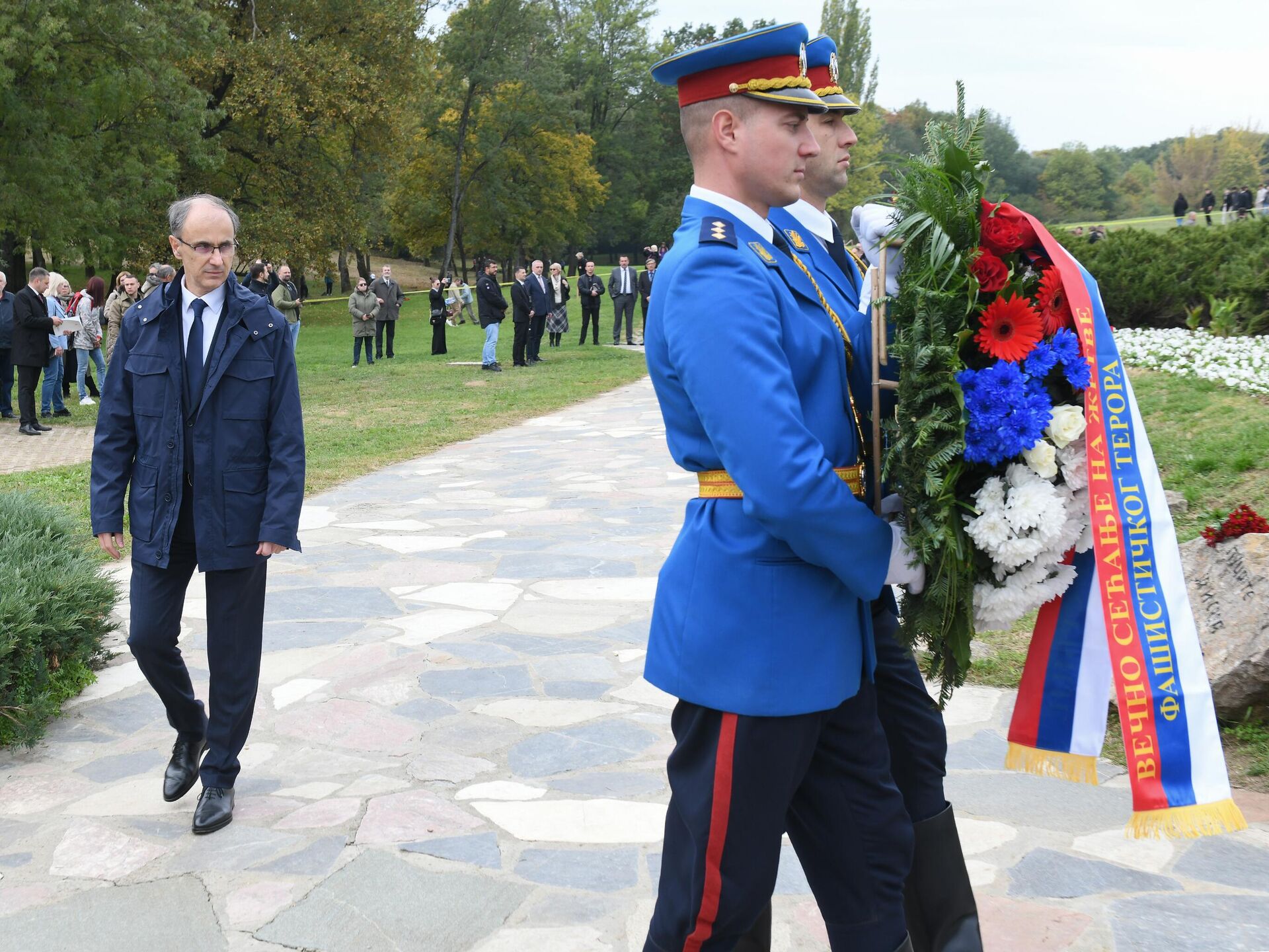 Премијер Ђуро Мацут положио је венац на Споменик стрељаним ђацима и професорима у Шумарицама - Sputnik Србија, 1920, 21.10.2025