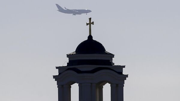 Avion ruskog predsednika Vladimira Putina iznad crkve pre sletanja na beogradski aerodrom „Nikola Tesla“ - Sputnik Srbija