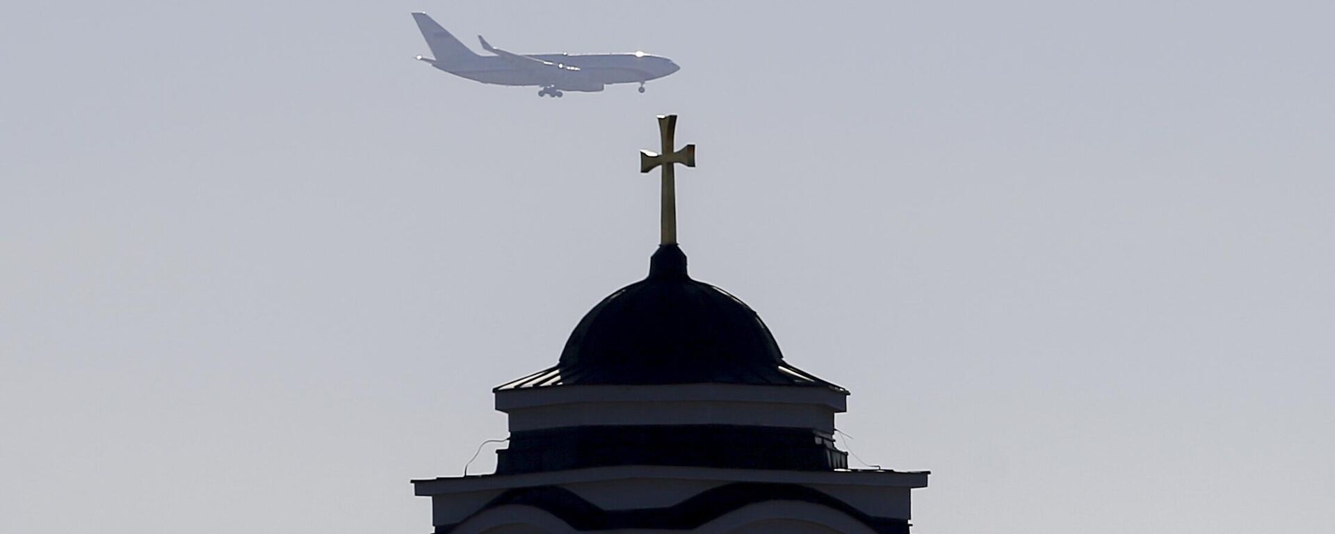Avion ruskog predsednika Vladimira Putina iznad crkve pre sletanja na beogradski aerodrom „Nikola Tesla“ - Sputnik Srbija, 1920, 21.10.2025