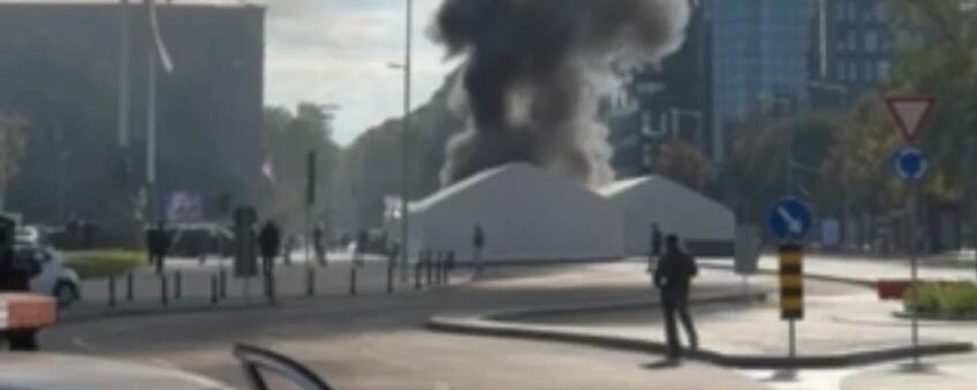 Пожар испред Скупштине Србије - Sputnik Србија, 1920, 22.10.2025