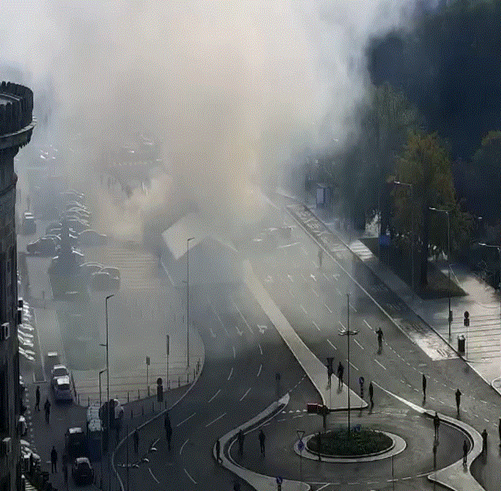 Požar ispred Skupštine Srbije - Sputnik Srbija, 1920, 22.10.2025