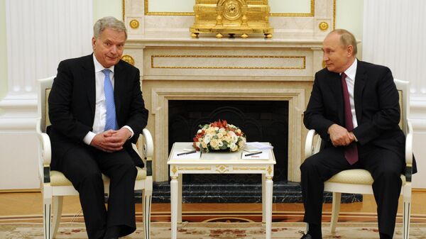 Бивши фински председник Саули Нинисте и руски лидер Владимир Путин - Sputnik Србија