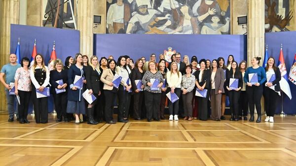 Vučić dodelio rešenja o bespovratnim sredstvima preduzetnicama na selu, od januara pomoć do milion