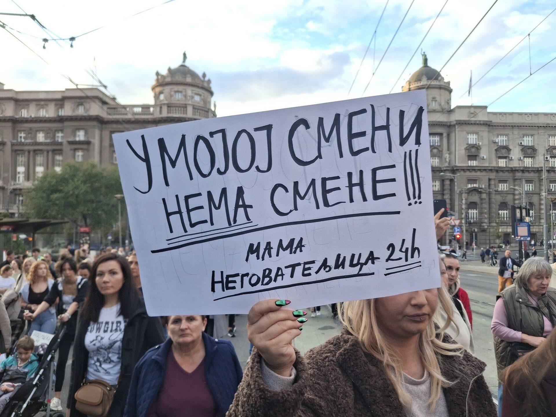 Oni koji 24 sata dnevno brinu o svojoj bolesnoj deci traže pravo na zaradu, penziju i odmor, predah. - Sputnik Srbija, 1920, 24.10.2025