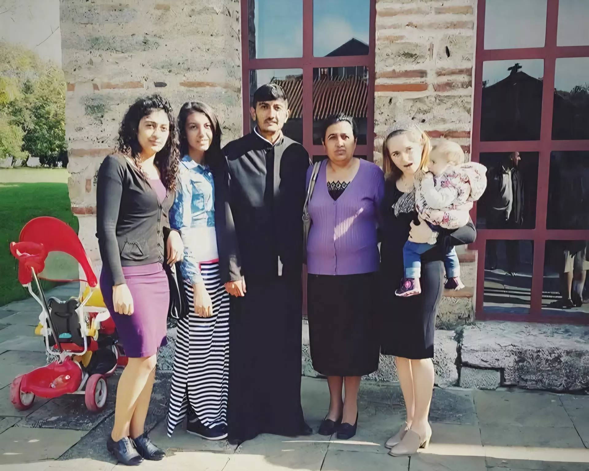 Са породицом након рукопложења, пре тачно деценију - Sputnik Србија, 1920, 26.10.2025