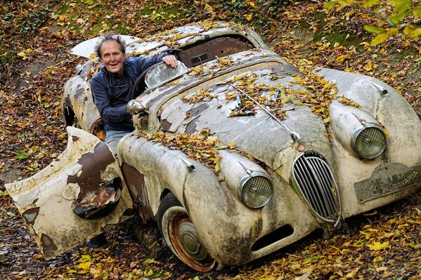 Колекционар аутомобила Михаел Фрелих позира из аутомобила ,,јагуар XK120''. - Sputnik Србија