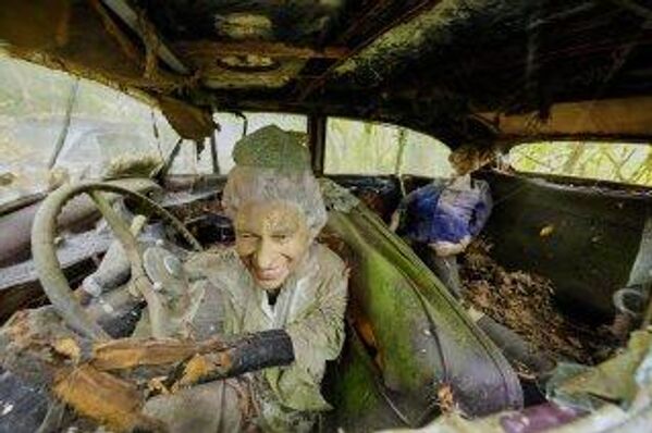 Лутке краљице Елизабете II и њеног сина Чарлса унутар олдтајмер аутомобила марке ,,ролс-ројс''. - Sputnik Србија