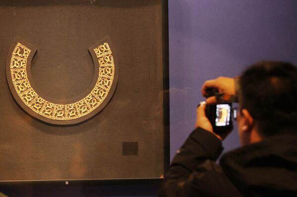 Посетилац фотографише артефакт. - Sputnik Србија