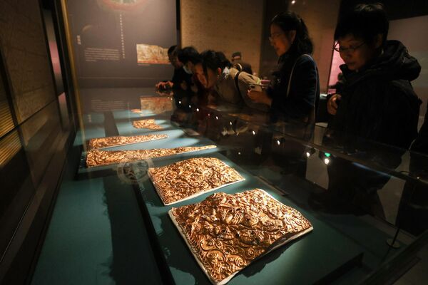 Посетиоци одушевљено гледају изложене предмете. - Sputnik Србија