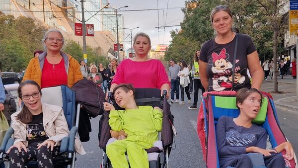 Majke kažu da bi im život bio lakši da decu mogu da povere nekom stručnom, makar na dva sata dnevno - Sputnik Srbija