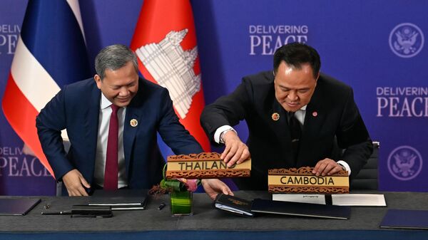 Тајландски и камбоџански премијери на потписивању мировног споразума у Куала Лумпуру - Sputnik Србија