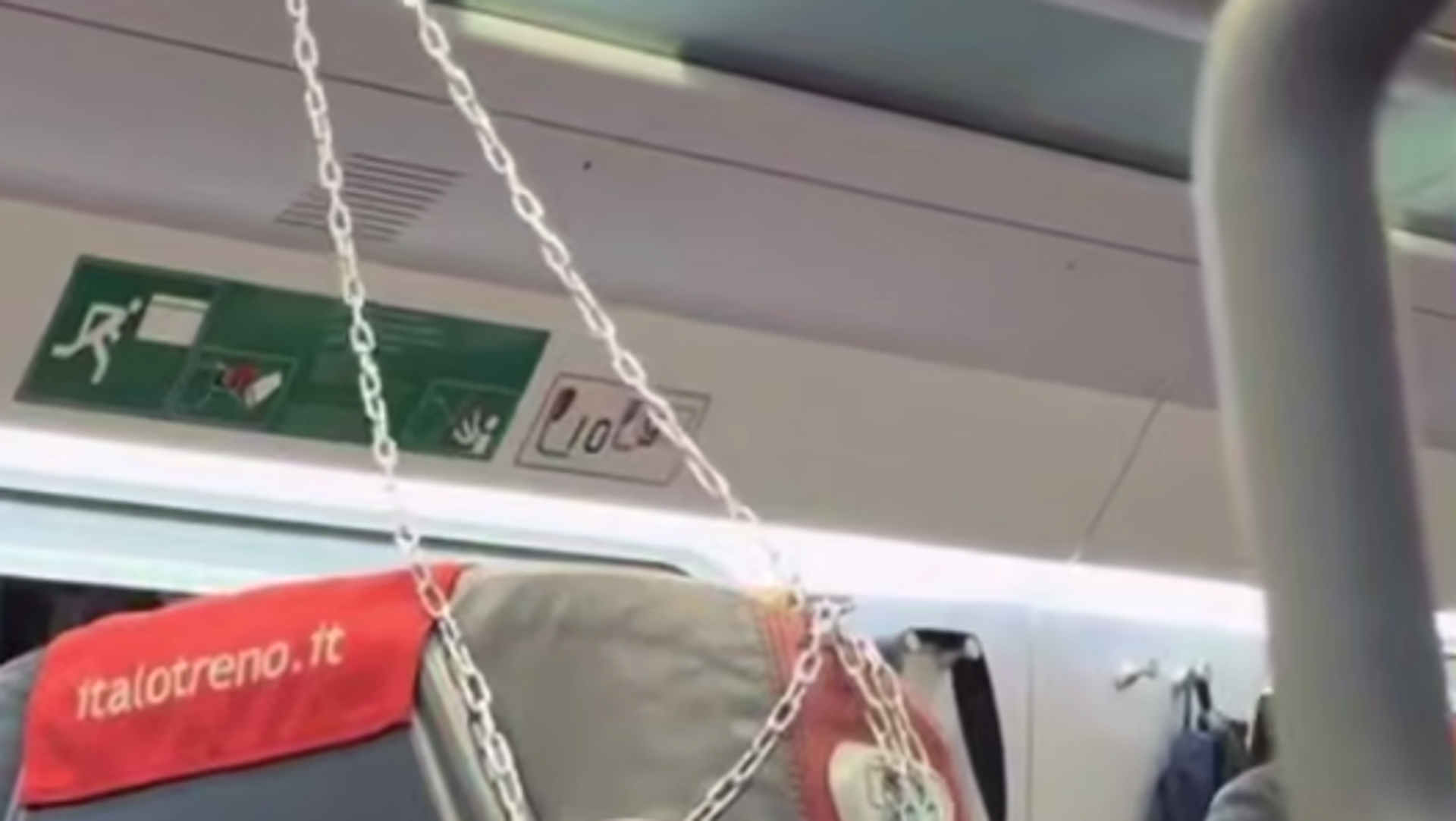 Путник у италијанском возу ланцем заштитио свој пртљаг Путник у италијанском возу ланцем заштитио свој пртљаг - Sputnik Србија, 1920, 27.10.2025