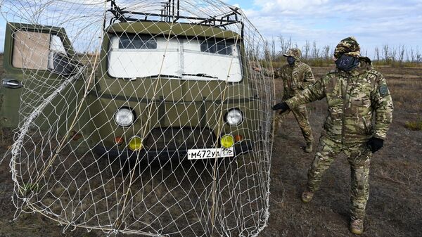 Voennoslužaщie podgotavlivaюt avtomobilь s antidronovoй zaщitno-zagraditelьnoй setkoй k ispыtaniяm - Sputnik Srbija