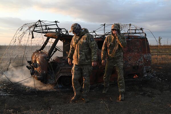 Војно особље прегледа возило опремљено заштитном мрежом против дронова током тестирања на полигону у Ростовској области. - Sputnik Србија