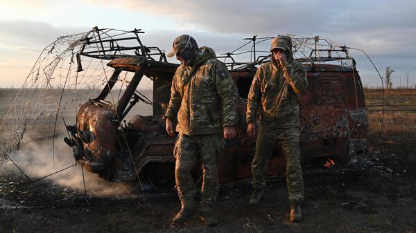 Voennoslužaщie osmatrivaюt avtomobilь s antidronovoй zaщitno-zagraditelьnoй setkoй vo vremя ispыtaniй Voennoslužaщie osmatrivaюt avtomobilь s antidronovoй zaщitno-zagraditelьnoй setkoй vo vremя ispыtaniй - Sputnik Srbija