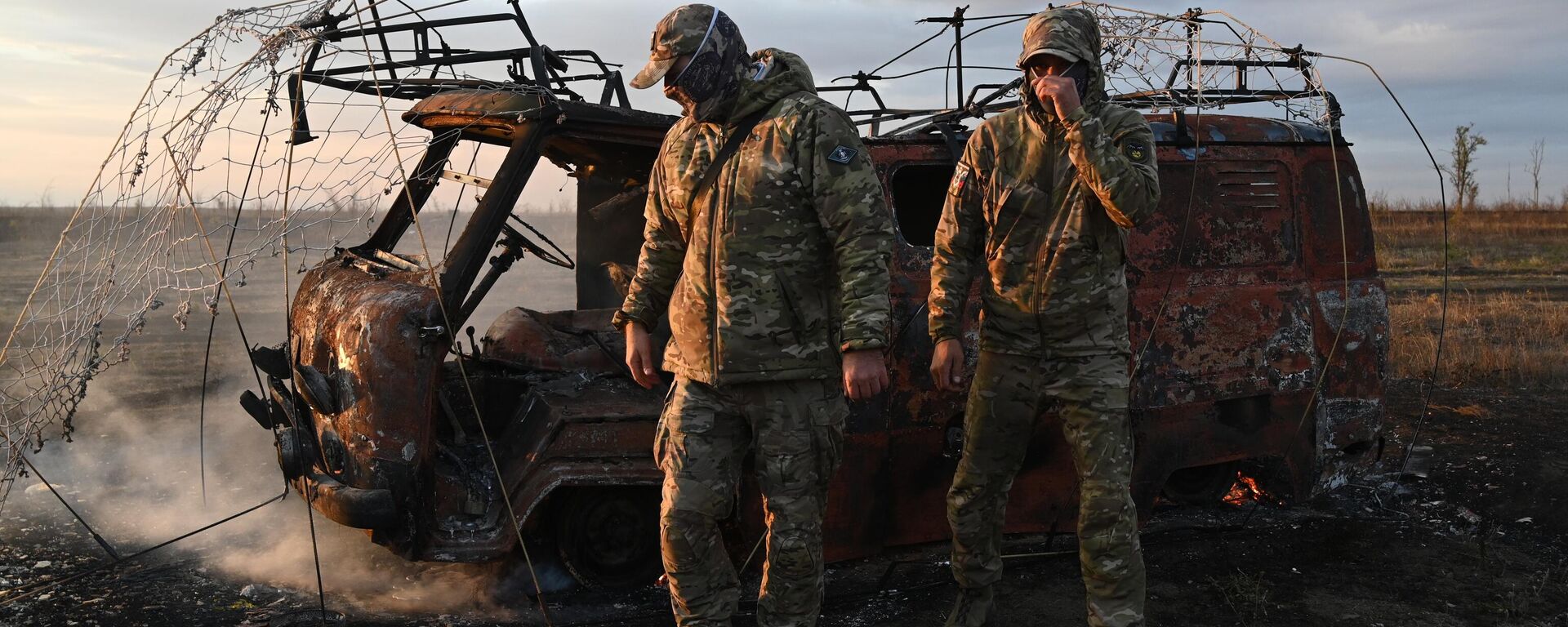 Voennoslužaщie osmatrivaюt avtomobilь s antidronovoй zaщitno-zagraditelьnoй setkoй vo vremя ispыtaniй  - Sputnik Srbija, 1920, 13.12.2025