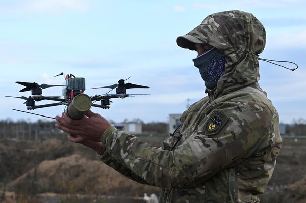 Војник припрема дрон за тестирање система против беспилотних летелица  - Sputnik Србија