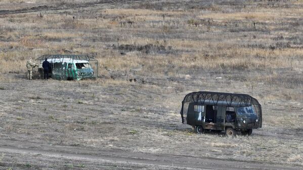 Возила опремљена заштитним решеткама против напада беспилотних летелица  - Sputnik Србија