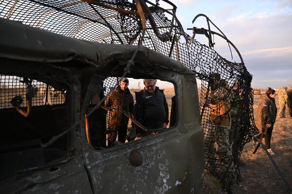 Возило опремљено заштитном мрежом против дронова - Sputnik Србија