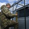 Военнослужащий подготавливает автомобиль с установленным защитным мангалом от атак БПЛА к испытаниям - Sputnik Србија