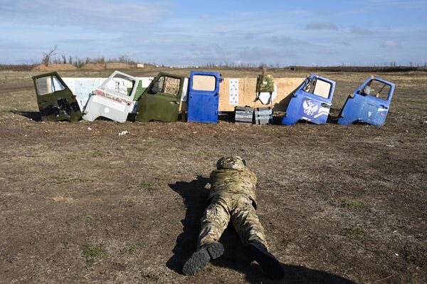 Војник током тестирања заштитне опреме од напада беспилотних летелица у Ростовској области. - Sputnik Србија