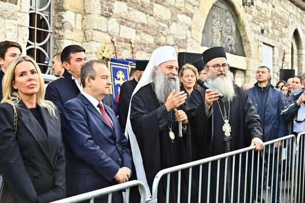 Veliki broj ljudi obraća se Svetoj Petki molitvom za pomoć i spas u bolesti i nevoljama. - Sputnik Srbija