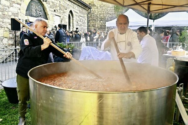 Bratstvo Hrama, na čelu sa starešinom protojerejem-stavroforom Vladimirom Vukašinovićem, pripremilo je bogato posluženje za sav okupljeni verni narod, koji je satima u dugim redovima čekao da priđe svetinji. - Sputnik Srbija