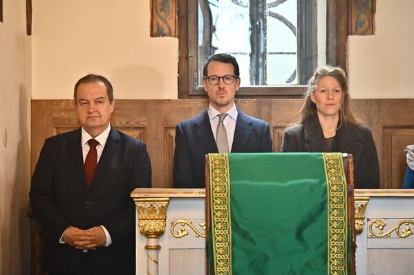 Liturgiji su prisustvovali princ Filip Karađorđević, sa suprugom princezom Danicom Karađorđević i ministar policije Ivica Dačić. - Sputnik Srbija