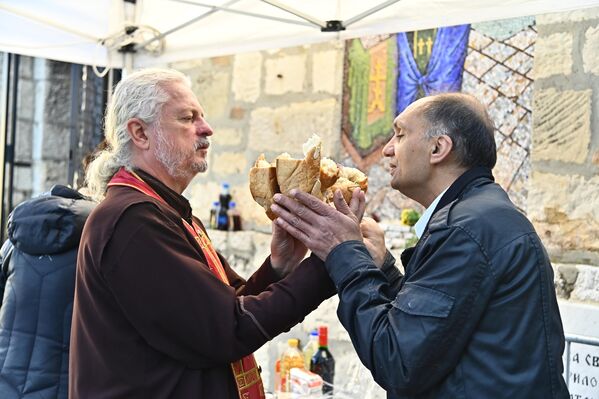 Sveta Petka je mnogima porodična slava i šesta je slava po broju svečara u Srbiji. Slavski kolač se lomi u crkvi ili u kući domaćina na dan slave. - Sputnik Srbija