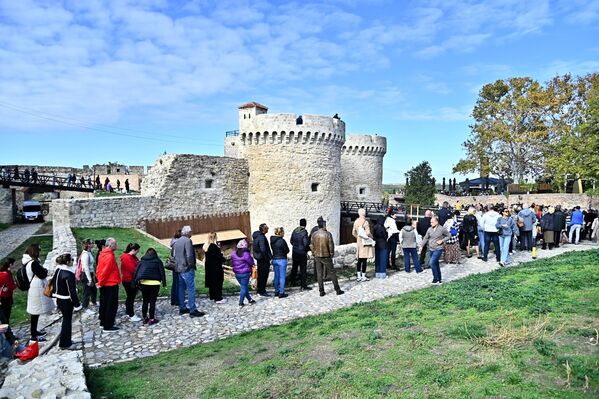 Svake godine red sa vernicima koji strpljivo čekaju da bi se poklonili čudotvornim moštima i zahvatili vodu sa lekovitog izvora proteže se do Zindan kapije, pa i dalje. - Sputnik Srbija