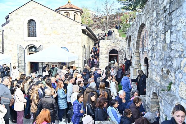 Veliki broj vernika strpljivo čeka u redu kako bi natočio vodu sa izvora Svete Petke. Voda sa ovog izvora se u narodu smatra lekovitom i postoji verovanje da presušivanje izvora predskazuje nesreću.  - Sputnik Srbija