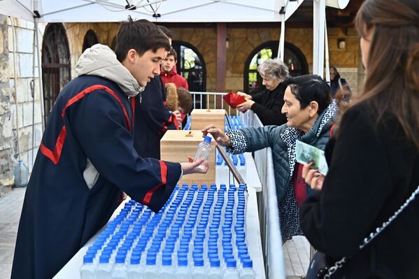 Sveta Petka se smatra ženskim praznikom, pa joj se mole žene svih vera i nacija. Posebno je poštovana kao zaštitnica žena, majki i porodilja. - Sputnik Srbija