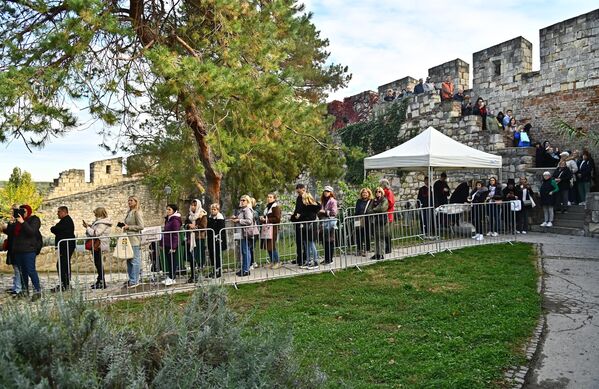 Prema narodnim običajima, na Svetu Petku žene ne bi trebalo da mese, kuvaju, šiju, peru veš ili rade bilo koji posao u kući kako ne bi navukle gnev svetiteljke i da im tokom godine ne bi trnule ruke. - Sputnik Srbija