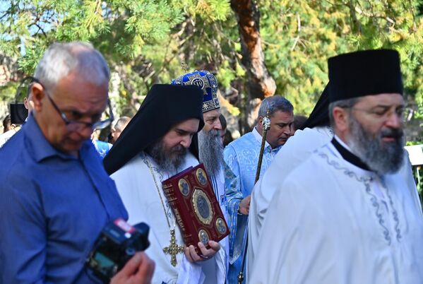 Nakon Liturgije usledila je litija do Kapele Svete Petke u kojoj su vekovima počivale mošti ove svetiteljke. - Sputnik Srbija