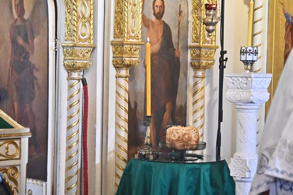 Prema običajima, slavska trpeza na dan Svete Petke se ne sklanja do sutradan, a kada svi gosti odu, domaćica bi trebalo da okadi trpezu tri puta kako bi svetica posetila i blagosiljala njen dom. - Sputnik Srbija