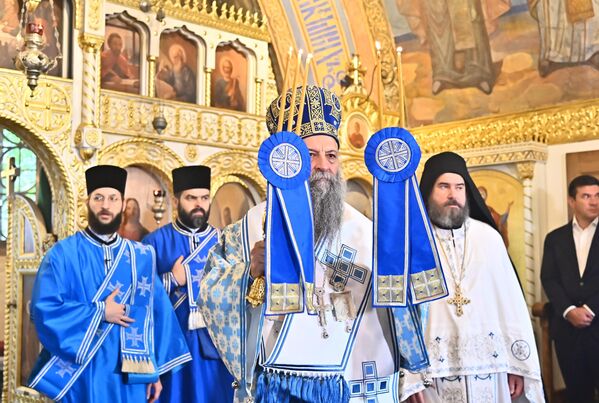  Patrijarhu Porfiriju sasluživalo je sveštenstvo i monaštvo Arhiepiskopije beogradsko-karlovačke, a svetoj Liturgiji molitveno je prisustvovao Episkop britansko-irski Nektarije - Sputnik Srbija