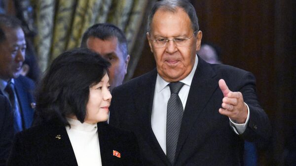 Ministri spoljnih poslova Rusije i Severne Koreje, Sergej Lavrov i Čoe Son Hui - Sputnik Srbija