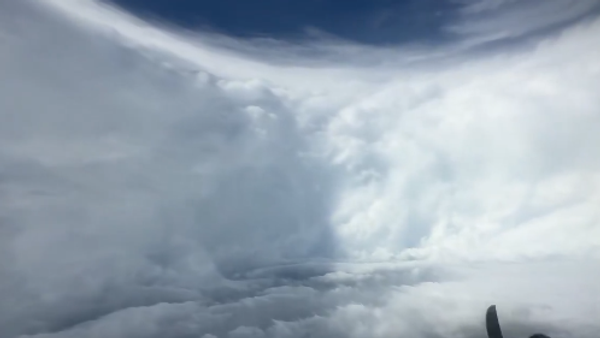 Neverovatan prizor: Kamere snimile „srce” uragana /video/