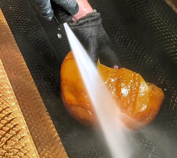 Комбинат је извукао ћилибар тежине 2,37 кг, саопштила је прес-служба предузећа. Комбинат је извукао ћилибар тежине 2,37 кг, саопштила је прес-служба предузећа. - Sputnik Србија