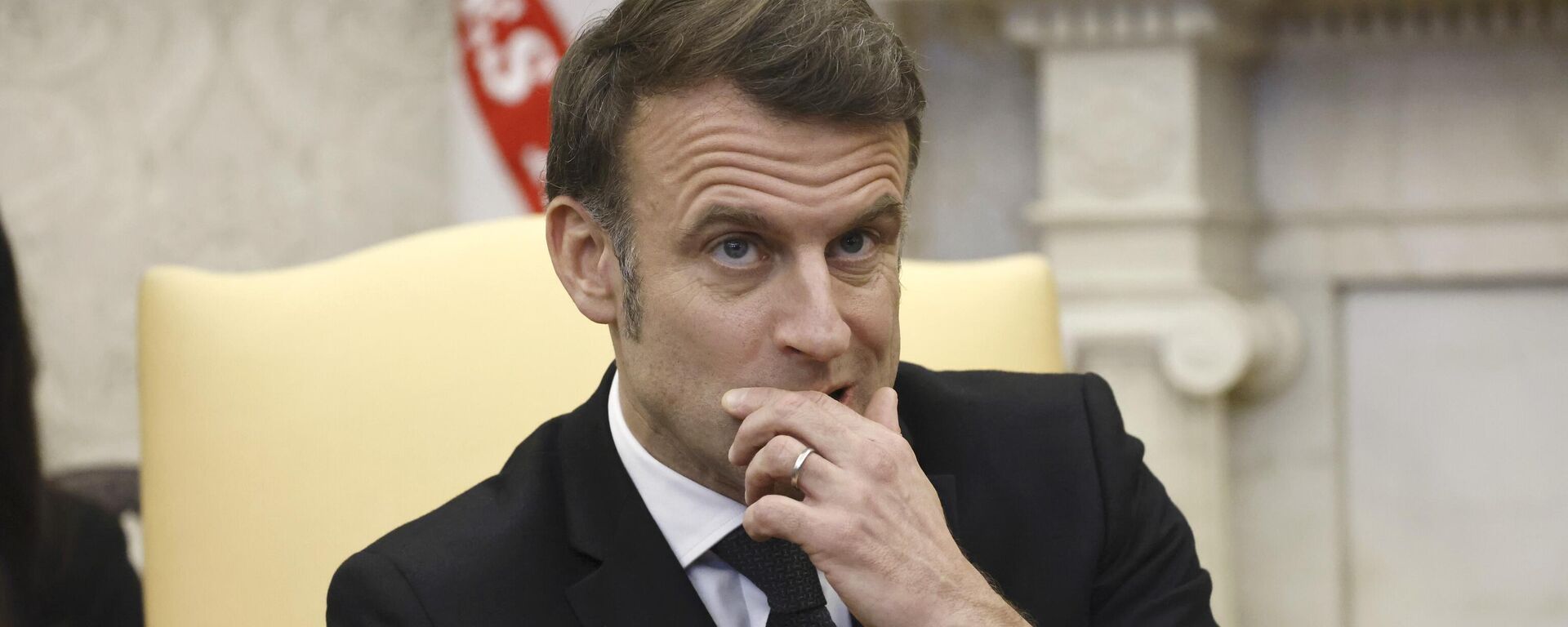 Президент Франции Эмманюэль Макрон во время встречи с президентом США Дональдом Трампом в Овальном кабинете Белого дома - Sputnik Србија, 1920, 28.10.2025