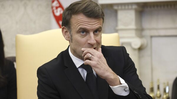 Президент Франции Эмманюэль Макрон во время встречи с президентом США Дональдом Трампом в Овальном кабинете Белого дома - Sputnik Србија
