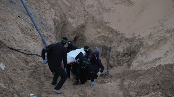 Pripadnici grupe Hamas izvlače tela taoca - Sputnik Srbija