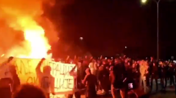 Protest protiv migranata ispred Vlade Crne Gore uz prisustvo jakih policijskih snaga /video/