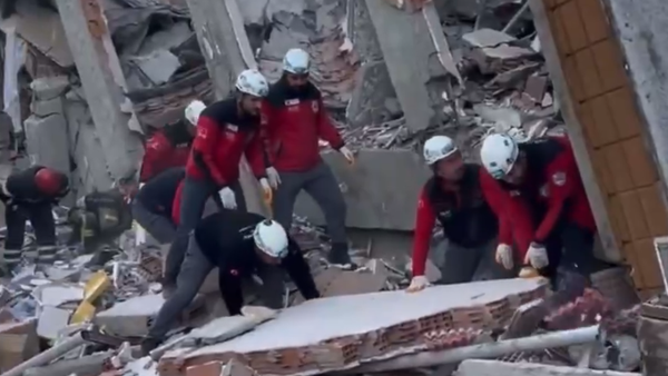 Srušila se šestospratna zgrada u Turskoj. - Sputnik Srbija