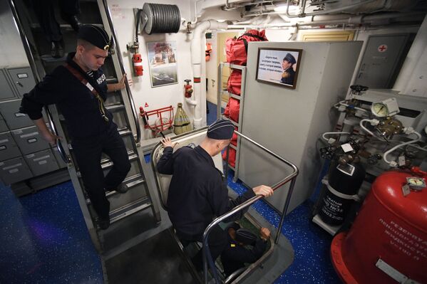 Међутим, званични празник за морнаре и официрепочео је да се обележава тек 1939. године, када је адмирал Николај Кузњецов предложио његово обележавање, верујући да ће прослава повећати престиж поморске службе. - Sputnik Србија