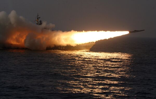 Лансирање надзвучне противбродске ракете „Москит“ са ракетног чамца током вежби Пацифичке флоте. - Sputnik Србија