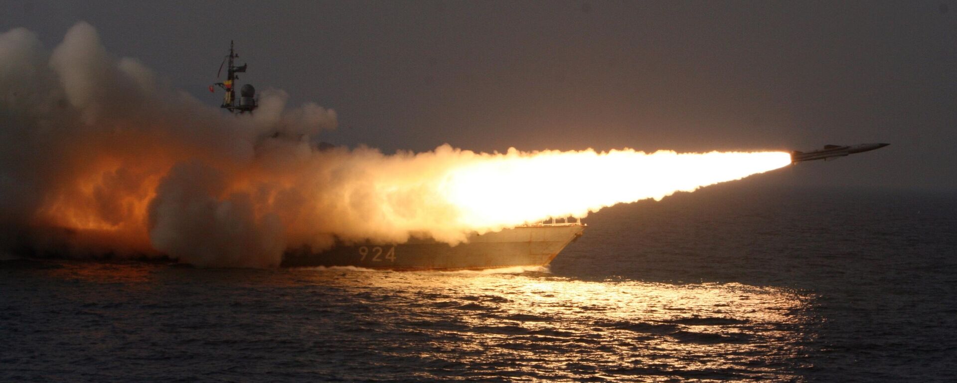 Pusk sverhzvukovoй protivokorabelьnoй raketы Moskit s gvardeйskogo raketnogo katera klassa Molniя - Sputnik Srbija, 1920, 09.01.2026