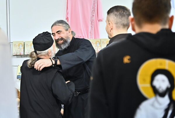 Na sajmu knjiga se neretko mogu videti visoki crkveni velikodostojnici, pa se tako na štandu Eparhije budimljansko-nikšićke mogao sresti Mitropolit bidimljansko-nikšićki Metodije - Sputnik Srbija