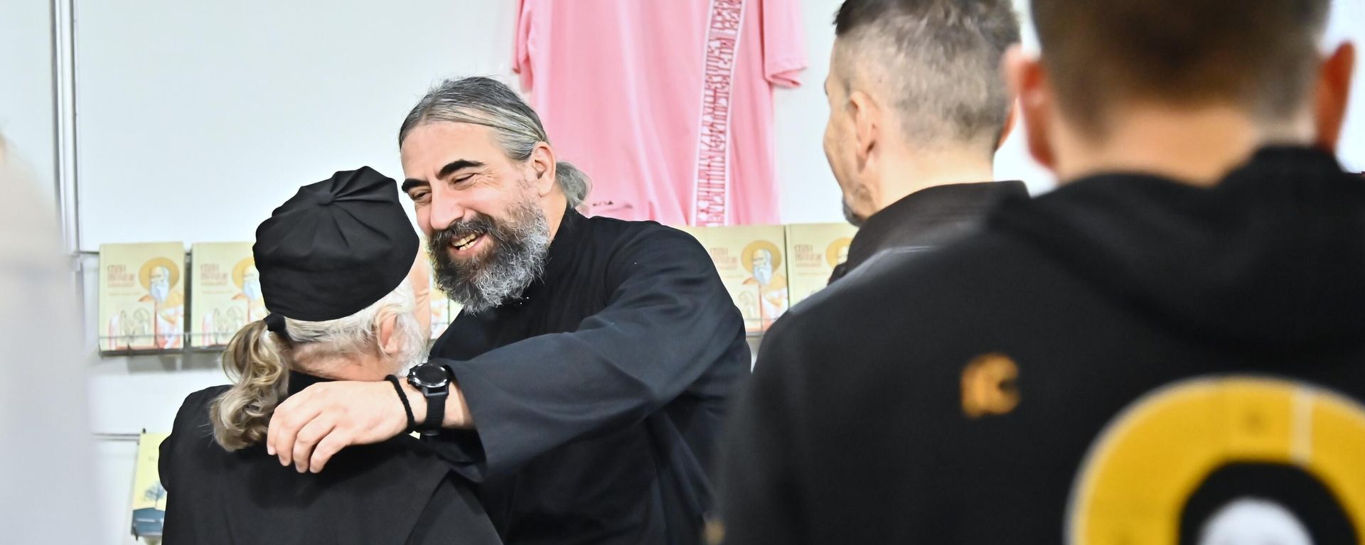 Na sajmu knjiga se neretko mogu videti visoki crkveni velikodostojnici, pa se tako na štandu Eparhije budimljansko-nikšićke mogao sresti Mitropolit bidimljansko-nikšićki Metodije - Sputnik Srbija, 1920, 31.08.2026